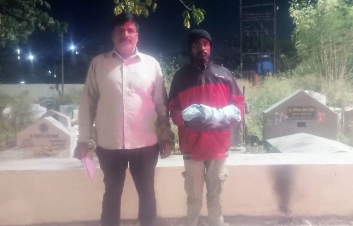 Covid Yoddha Yunus Pathan यांची अनोळखी इसमाला मदत; मध्यरात्री माणुसकीचे दर्शन